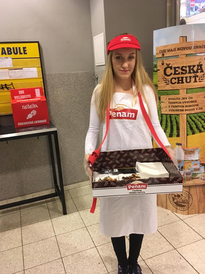 Promotérky na ochutnávku pečiva Penam Plzeň